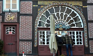 Noch immer stehen Ausflügler ungläubig vor verschlossenen Türen und blicken durch die Fenster auf übrig gebliebenes Mobiliar. - Birgit Vredenburg
