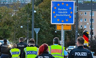 Auch unter Experten umstritten: Zurückweisungen von Migranten an deutschen Grenzen (Archivbild). - Patrick Pleul/dpa