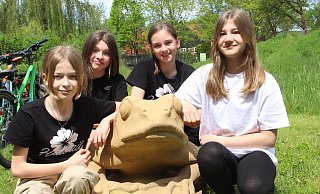 Die Freundinnen Nele (12), Lina (12), Jolina (11) und Malene (12) erkunden die Wald-Spiel-Zeit. - Burkhard Battran