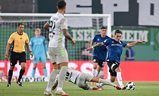 Der Bremer Leonardo Bittencourt holt Arminia-Profi Marvin Mehlem von den Beinen und sieht dafür Gelb-Rot. - Teresa Kroeger Der Bremer Leonardo Bittencourt holt Arminia-Profi Marvin Mehlem von den Beinen und sieht dafür Gelb-Rot. - Teresa Kroeger