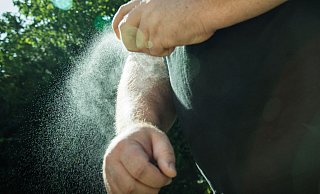 Bestimmte Gerüche mögen Mücken gar nicht, zum Beispiel die in Mückenschutzmitteln enthaltenen Wirkstoffe DEET oder Icaridin. - Christin Klose/dpa-tmn