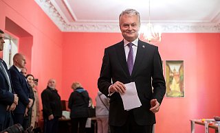 Der litauische Präsidentschaftskandidat Gitanas Nauseda gibt seine Stimme in einem Wahllokal in Vilnius ab. - Mindaugas Kulbis/AP/dpa
