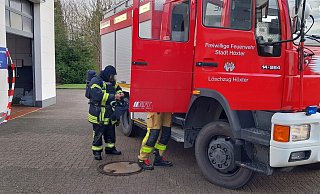 Nachlöscharbeiten am Dienstagvormittag: Einsatzkräfte der Feuerwehr rücken am Dienstag erneut aus. - Moritz Räker