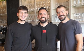 Echter Familienbetrieb: Kristo (v.l.), Redinel und Manolis Sula freuen sich auf alte und neue Gäste. - Jan-Henrik Gerdener