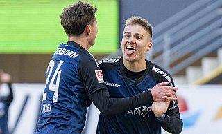 Filip Bilbija (r.) war in dieser Saison Paderborns Topscorer. Winterneuzugang Casper Terho (l.) hatte derweil selten Grund zum Jubeln. - picture alliance/dpa