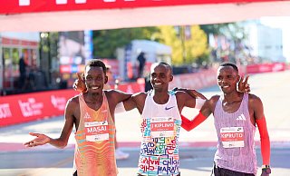 Jacob Kiplimo (M) aus Uganda hat den Chicago-Marathon gewonnen. - Richard Dizon/ZUMA Press Wire/dpa