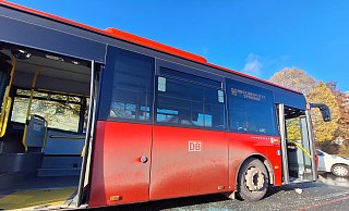 Der am Unfall beteiligte Bus steht nach dem Vorfall an der Dünner Straße. Eine Sperrung gibt es nicht. - Peter Heidbrink