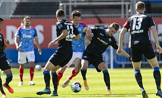 Die beiden SCP-Spieler Maximilian Thalhammer (3.v.l.) und Dennis Srbeny kämpfen mit Kiels Fabian Reese um den Ball. - picture alliance/dpa