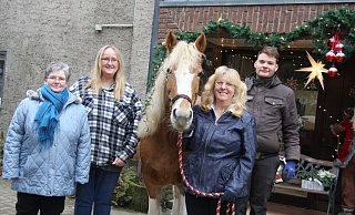 Marion Kuhlmann und ihr Team: Die beiden Familienhelferinnen Annegret Kirschner (v.l.) und Britta Madeheim-Möller, Pferd Nessy, Marion Kuhlmann und Matthias Erdbrügger, er kümmert sich um die 13 Ponys und Pferde auf dem Hof. - Anne Neul