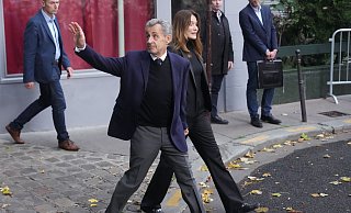 Sarkozy tritt seine Haft an. - Thibault Camus/AP/dpa