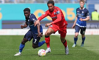 SCP-Verteidiger Bashir Humphreys (r.), hier im Duell gegen Darmstadts Braydon Manu, würde gerne bei der U20-Weltmeisterschaft in Argentinien für England spielen. - picture alliance