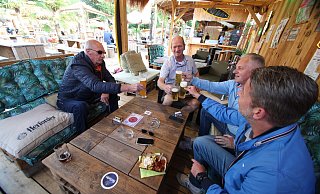Beachclub-Wirt Frank Berghaus (2. v. l.) stößt mit Wolfgang Rieso (v. l.), Andreas Niesing und Dominik Dressel auf den Aufstieg der Tennis-Herren an. - Peter Steinert