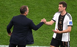 Haben Bundestrainer Hansi Flick (l) und Routinier Thomas Müller noch eine gemeinsame Zukunft im DFB-Team? - Robert Michael/dpa