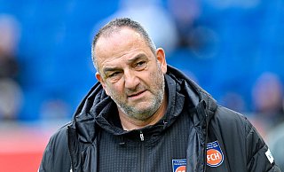 Tief frustriert: Heidenheims Trainer Frank Schmidt nach der Niederlage bei Hoffenheim. - Uwe Anspach/dpa