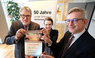 Miele-Geschäftsführer Reinhard Zinkann (v.l.) mit Taina Kalbhenn und Stephan Kipp vom Trägerverein des Orchesters, das vor zwei Jahren sein 50-jähriges Jubiläum feierte. - Andreas Frücht