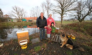 Am Hof von Dieter Körtner in Vlotho-Exter stehen schon die ersten Behältnisse für die Bienenvölker. - Peter Steinert