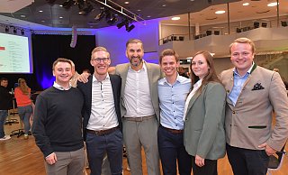 CDU-Stadtverbandsvorsitzender Ischo Can (Mitte) mit den „jungen Wilden“. Erik Heine (v. l.), Maurice Lang, Michael Manhold, Lara Trautmann und Thedel Haver-Rassfeld schafften es trotz ihres jungen Alters, ihre Wahlbezirke direkt zu gewinnen. Die Fraktion wird sich künftig deutlich verändern. Foto: Jens Dünhölter - sport/presse/foto Dünhölter