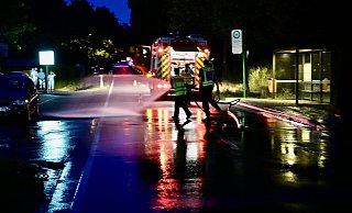 Die Gütersloher Feuerwehr benässt die Straße für die Messung, weil es am Unfalltag geregnet hatte. Es sollen für die Rekonstruktion möglichst gleiche Bedingungen herrschen. - Wolfgang Wotke