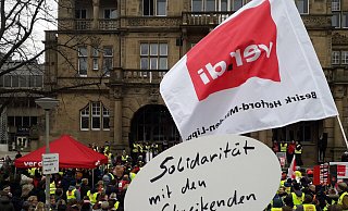 Zahlreiche Beschäftigte aus dem öffentlichen Dienst folgen am Mittwochvormittag dem Aufruf zur zentralen Streikkundgebung am Bielefelder Rathaus. - Jan Malms