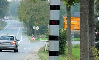 Er ist weithin zu sehen und dennoch erwischt er viele: Der Blitzer an der B252 Richtung Nieheim. - Madita Schellenberg