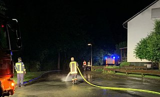 Vier Straßen säuberte die Feuerwehr in der Nacht im Ortskern von Natzungen. - Feuerwehr Borgentreich
