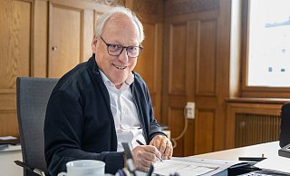 Nach einem Sturz von der Leiter ist Pit Clausen gesundheitlich gehandicapt. Doch auch in den letzten Tagen im Amt versieht er seinen Dienst. - Oliver Krato