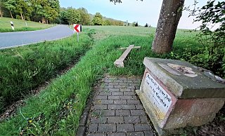 Es sieht nicht schön aus, nicht würdig, und birgt womöglich Gefahren: Ein Steinkreuz, das an der Straße zwischen Altenbergen und Ovenhausen abgebaut und dann einfach liegengelassen worden ist. - Madita Schellenberg