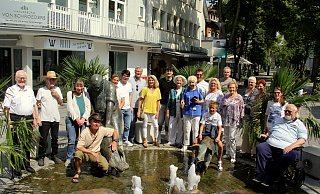 21 Nachfahren haben sich am Samstag rund um das Lieblingsschwein namens „Jolanthe“ ihres berühmten Vorfahren am Schweinebrunnen getroffen. - Andreas Jürgensmeyer