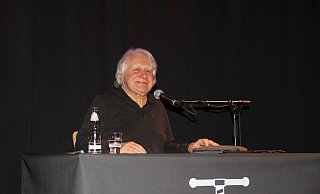 Gut gelaunt erzählt Peter Urbanin der Druckerei seine Geschichten aus der Popwelt und dem Eurovision Song Contes.t - Andreas Jürgensmeyer