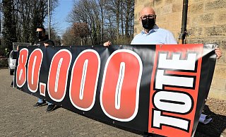 Sebastien Bertinchamps (l.) und Wilk Spieker mit dem Banner, mit dem sie ein klares Statement bei der Veranstaltung setzen wollen. - Simone Flörke