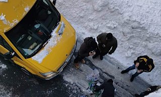 Diese wartenden Autofahrer freuen sich über die Lebensmittel-Versorgung von der Autobahnbrücke in Kirchlengern. - Privat