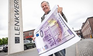 Michael Otto präsentiert den ab Dienstag erhältlichen neuen Bielefeld-Null-Euro-Schein im XXL-Format. Thema: das Lenkwerk. - Jörg Dieckmann - www.dieckmann-fotodesign.de