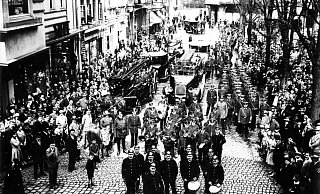 Die Freiwillige Feuerwehr Herford feierte ihr 50-jähriges Bestehen mit einem großen Umzug. - Kommunalarchiv