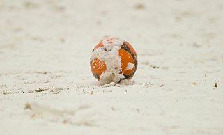 Wegen des anhaltenden Schneefalls wird der Ball in München an diesem Abend nicht rollen. - Symbolbild Christian Weische