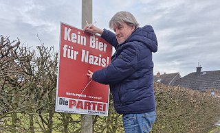 Kreisvorsitzender Andreas Gittel hängt ein Plakat auf, allerdings nicht in Herford. - Katharina Eisele