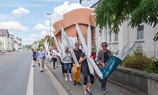 Ein kleiner Demozug zieht vom Marta in die Innenstadt. Er trägt Pablo Reyes' Anliegen - das Verbot aller Atomwaffen - aus dem Museum zu den Menschen. - Ralf Bittner