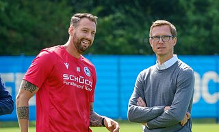 Arminia Bielefelds Sportchef Michael Mutzel (r.) und Cheftrainer Mitch Kniat sind beim Trainingsauftakt guter Dinge. - Andreas Zobe