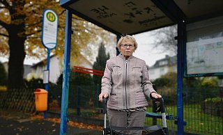 Erika Kötter steht an der Haltestelle. Sie ist nicht auf den Rollator angewiesen, möchte aber nicht auf ihn verzichten. Im Bus kann das zu Problemen führen. - Ilja Regier