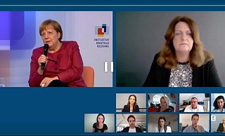 Bundeskanzlerin Angela Merkel (l.) hat zum Online-Dialog der Initiative Digitale Bildung eingeladen. Mit dabei war unter anderem Professorin Birgit Eickelmann von der Universität Paderborn. - Screenshot: Peter Heidbrink / Livestream Bundesregierung.de