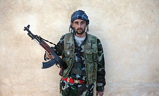 Bewaffnet: Ein syrischer Rebell posiert für ein Foto. - dpa