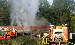 Beim Eintreffen der ersten Kräfte waren aufgrund der starken Hitze bereits mehrere Schaufensterscheiben geplatzt. - Ralph Meyer