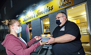 Celine Entz holt einen hausgemachten Eintopf bei Heiner Meierewert von "Heiner's Imbiss" ab. - Barbara Franke