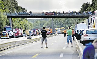 Gaffer auf Autobahn und Brücke: Solche Szenen entsetzen die Polizeibeamten. - Gerald Dunkel