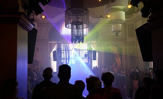 Nach dem Lou-Bega-Konzert im September 2018 hat offenbar ein Gast Gläser auf die Tanzfläche geworfen und mehrere Menschen verletzt. Ein Türsteher musste um sein Augenlicht fürchten. - Thorsten Gödecker