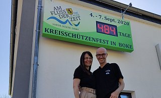 Den Countdownzähler haben die Boker angepasst. Das Kreiskönigspaar Heinz und Iris Kroos freut sich trotz der Verschiebung auf das große Schützen-Event. - Heinz Kroos per Selbstauslöser