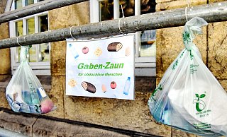 So sieht der Gabenzaun am Bielefelder Hauptbahnhof aus. - Barbara Franke
