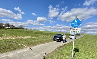 Fußgänger konfrontieren Autofahrer auf dem Müllerweg in Schweicheln-Bermbeck. Dort dürfen außer Anliegern und Landwirtschaftsverkehr keine Fahrzeuge fahren.  - Alexander Jenniches