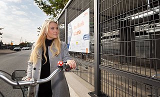Trotz der angebotenen „Radparks" parken viele Pendler ihre Fahrräder einfach am Zaun am Bahnhof. - Oliver Krato