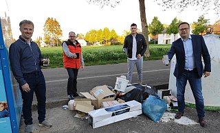 Halten in Corona-Zeiten Abstand und wollen für die Bürgerinnen undBürger eine App in Bad Oeynhausen einrichten lassen, um illegal entsorgten Müllwie hier am Hallenbad in Rehme und Schäden schnell melden zu können (v.l.):Volker Ingendoh, Marco Rinne, Tobias Walkenhorst und Lars Bökenkröger. - Privat