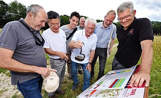 Alberto Gil Toja (v. l.) aus Spanienund Yuanyuan Zheng aus China sind Auditoren der UNESCO und nehmen in OWL "Terra.vita"-Projekte unter die Lupe. Erklärungen zum Bergmannsweg gibt es von Tobias Fischer, Hans Bluel, Jürgen Benne, Christian Höcker und Hartmus Escher. - Barbara Franke